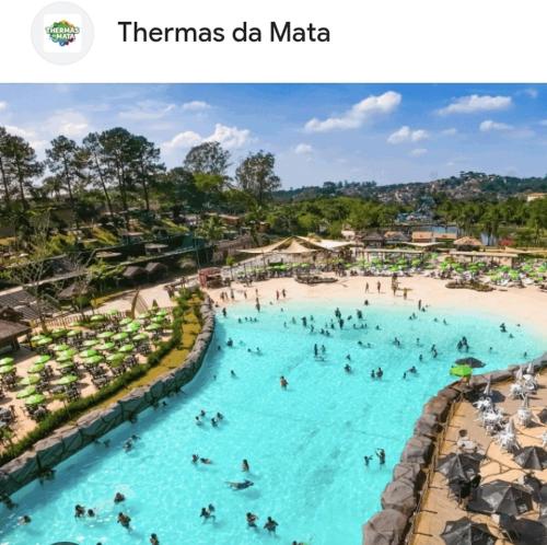 un gruppo di persone in una piscina in un resort di O Casarão a Cotia