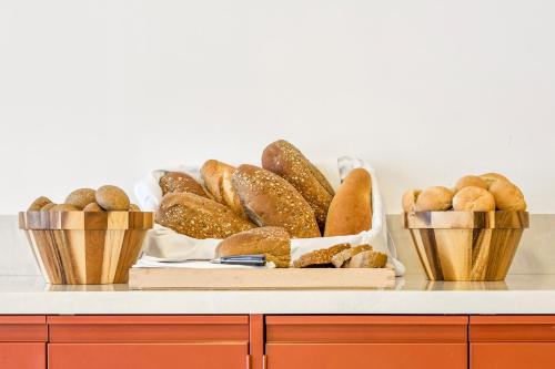 Comida en o cerca de este hotel