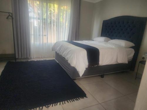 En eller flere senge i et værelse på The Edith Serenity