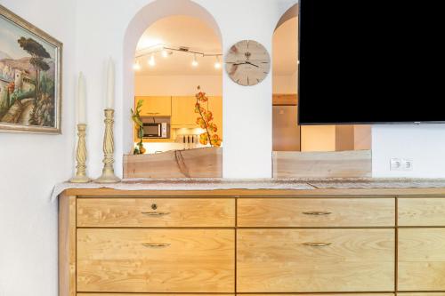 une télévision posée sur une commode avec un miroir dans l'établissement Ferienwohnung Paula, à Platzl