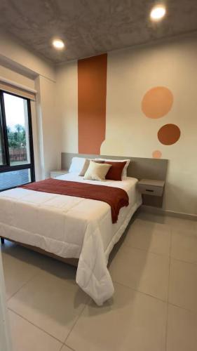 um quarto com uma cama grande em um quarto em Edificio Zuba 11 Hermoso Apartamento de 2 Habitaciones en Encarnacion! em Caña de Castilla