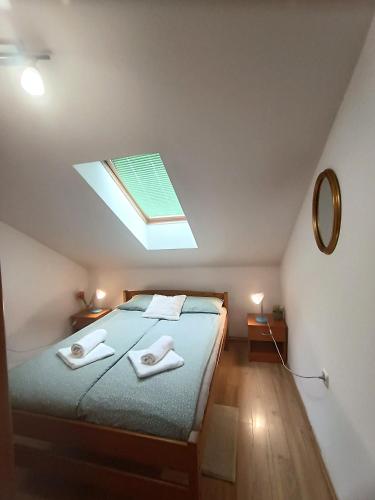 una camera da letto con due letti con asciugamani sopra di Apartman Petra Zabok a Zabok