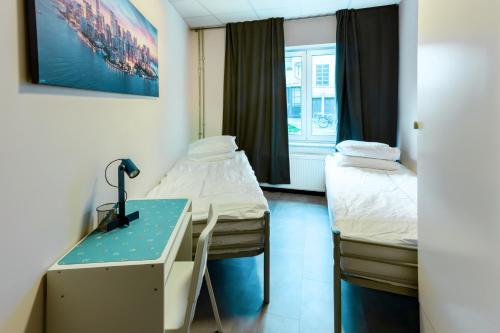 a room with two beds and a desk and a window at Etagenwohnung 110qm in der Villa Winckelmann in Berlin