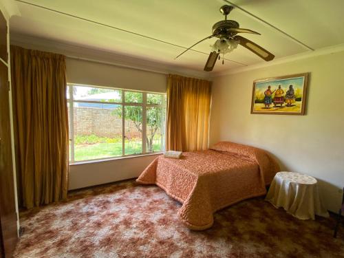 Giường trong phòng chung tại Highway Haven