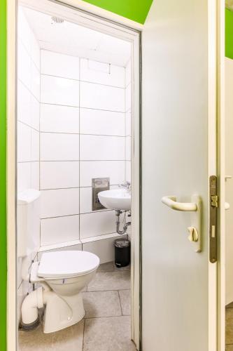a bathroom with a toilet and a sink at Etagenwohnung 110qm in der Villa Winckelmann in Berlin