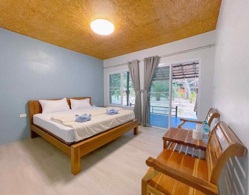 Un pat sau paturi într-o cameră la Tree Beach Resort