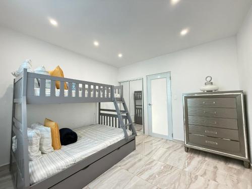 sky view apartments في سان خوان: غرفة نوم مع سريرين بطابقين وخزانة