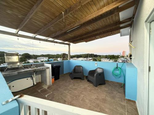 sky view apartments في سان خوان: منظر من شرفة المنزل