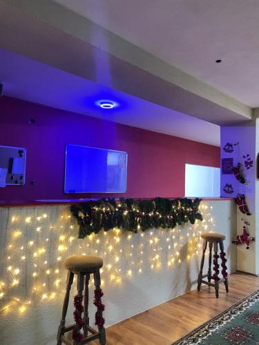 Lounge o bar area sa Hostel 8