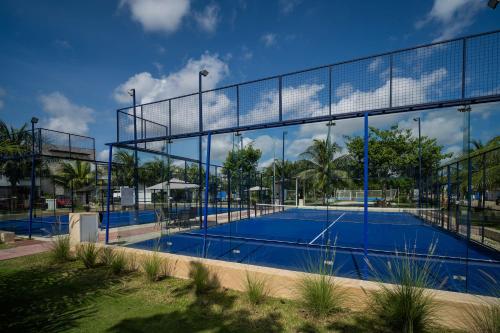 een lege tennisbaan met een tennisbaan bij Luxury Designer Villa Pool & Gym in Cancun
