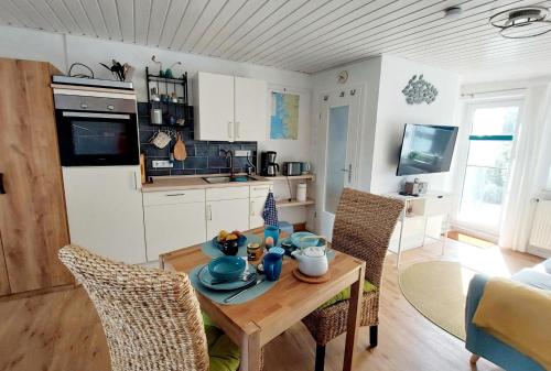 Køkken eller tekøkken på Indivuduelle-Ferienwohnung-Mien-Kajuet