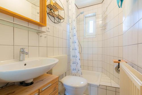 Et badeværelse på Indivuduelle-Ferienwohnung-Mien-Kajuet