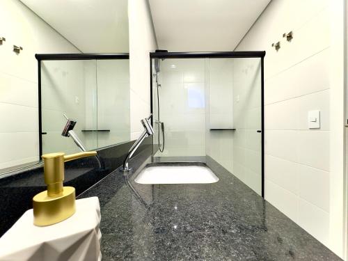 Ένα μπάνιο στο Apartamento em Condomínio Frente-Mar com Piscinas, Jacuzzi Aquecida, Sauna, Academia, Brinquedoteca, 3 quartos Churrasqueira na Sacada, Cozinha Completa e Lazer de Home Club