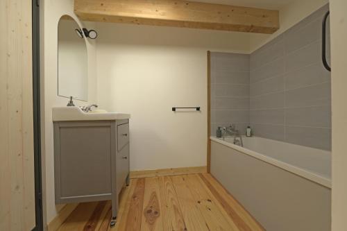 ein Badezimmer mit Waschbecken und Badewanne in der Unterkunft La maison du merle bleu in Quintillan