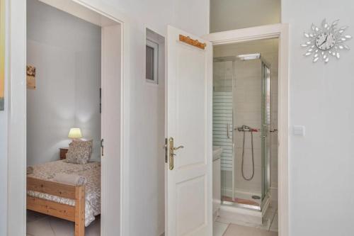 a bathroom with a walk in shower next to a bed at Rosa eden in La Asomada