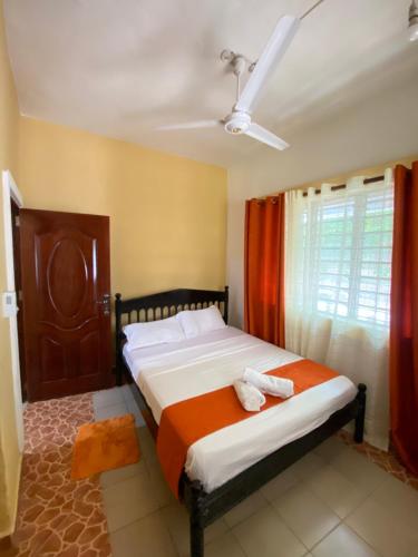 Ένα ή περισσότερα κρεβάτια σε δωμάτιο στο Diani Budget Homes