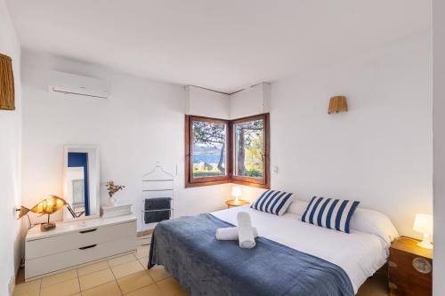 Giường trong phòng chung tại Es Barcares