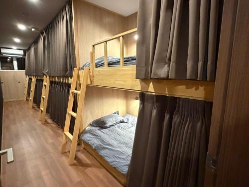 Giường trong phòng chung tại A Lucky Hostel