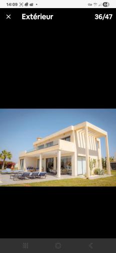 Το κτήριο όπου στεγάζεται  η βίλα