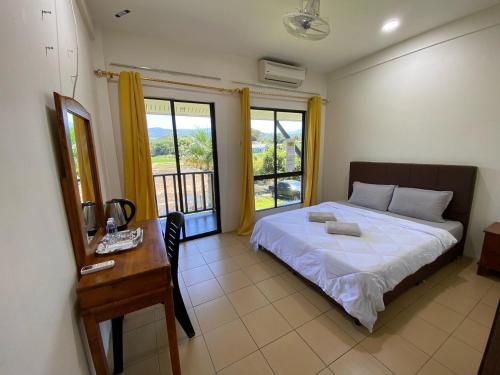 Postel nebo postele na pokoji v ubytování Nucifera Hotel Tambunan