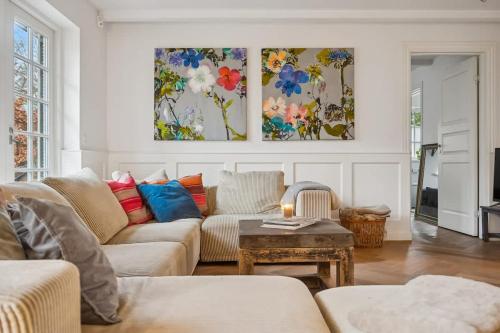 Posezení v ubytování Beach Access Holiday Home in Hornbaek