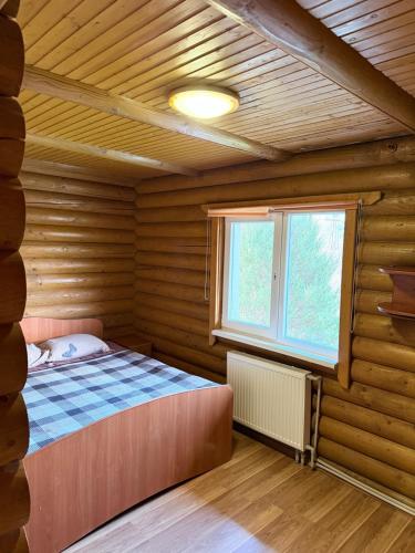Сонячні Карпати2 في سلافسكي: غرفة نوم مع سرير في غرفة خشبية