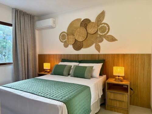 een slaapkamer met een groot bed met twee nachtkastjes bij Casa Verano - Morro de São Paulo in Morro de São Paulo