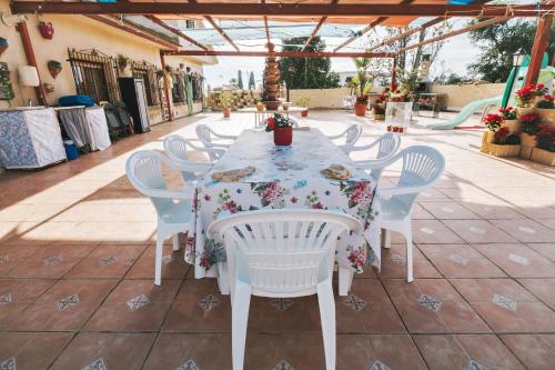 Balkón nebo terasa v ubytování Villa Venta Ruizo Terraza Enorme con Piscina Barbacoa y Vistas Espectaculares- ideal para familias