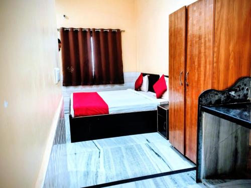 Кровать или кровати в номере Hotel Pyaremohan