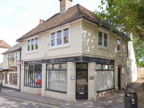 een oud gebouw op de hoek van een straat bij Pax in St Margarets at Cliff