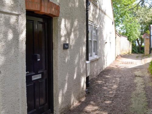 een deur aan de zijkant van een gebouw bij Pax in St Margarets at Cliff