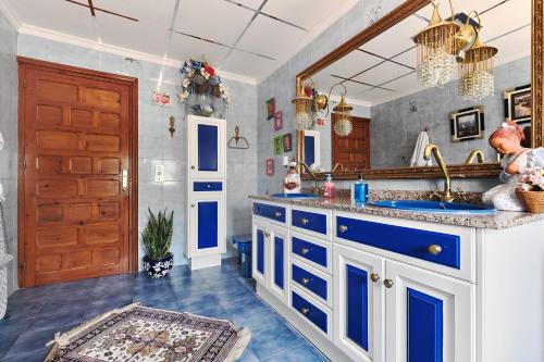 a bathroom with blue cabinets and a sink at Villa en Lorca 2 Piscinas Vistas Gran Terraza y Barbacoa-Venta Ruizo Hasta 20 personas in Lorca
