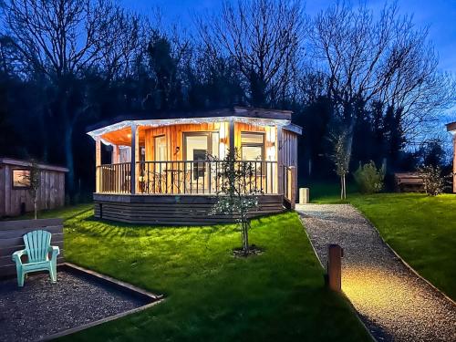 eine kleine Hütte in der Mitte eines Gartens in der Unterkunft The Rabbit Hole - Uk50123 in Bodelwyddan