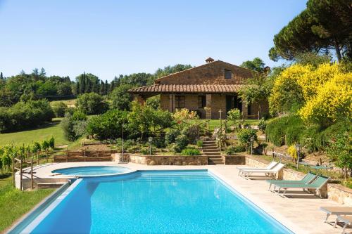 蒙特普齐亚诺Tuscan Relais Il Serraglio的房子前面的游泳池