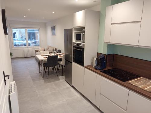 Kuchyň nebo kuchyňský kout v ubytování Appartement vue phare - Emplacement central exceptionnel