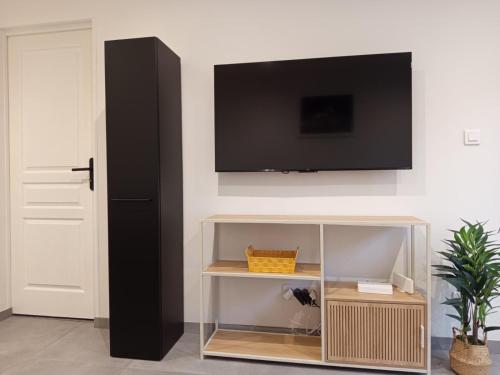 TV a/nebo společenská místnost v ubytování Appartement équipé vue phare, 2 min plage & ferry