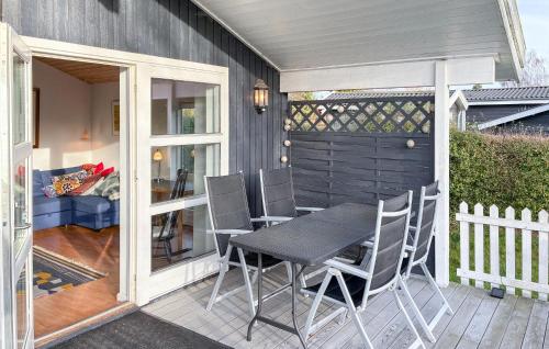 En balkon eller terrasse på 1 Bedroom Awesome Home In Mern