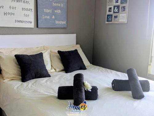 Postel nebo postele na pokoji v ubytování Sunny 2 Bedroom Apartment with Rooftop Solarium and Golf Views VM84