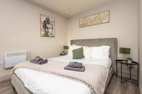 En eller flere senge i et værelse på Luxury Leeds City Centre Studio With Incredible View