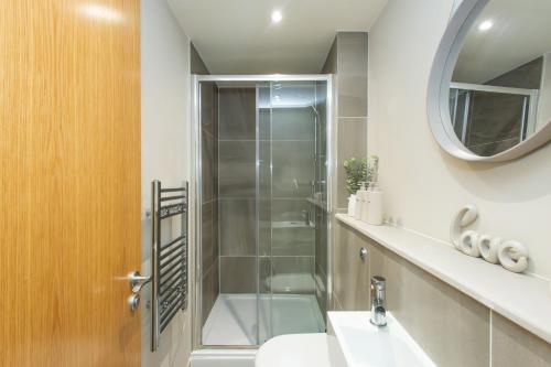 Et badeværelse på Luxury Leeds City Centre Studio With Incredible View