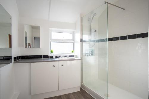 Et badeværelse på Central Location, canal side and pool table