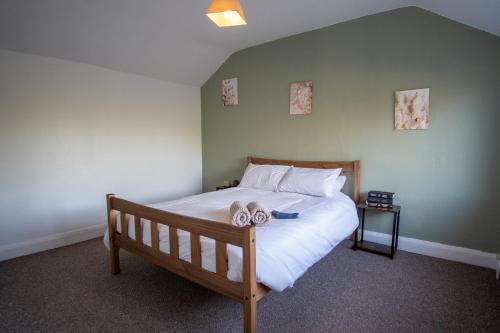 En eller flere senge i et værelse på Central Location, canal side and pool table