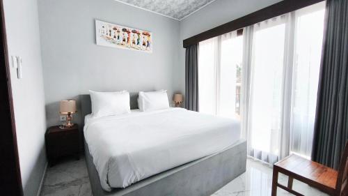 Postel nebo postele na pokoji v ubytování Ayu Bungalow 2