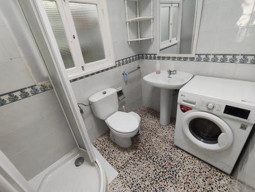 Et badeværelse på Casa La Playa con terraza a pie de la Playa