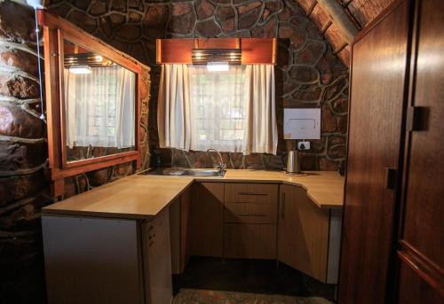 O bucătărie sau chicinetă la Kwalata Game Lodge
