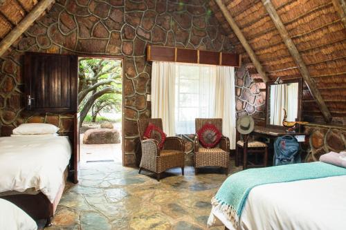 Un pat sau paturi într-o cameră la Kwalata Game Lodge