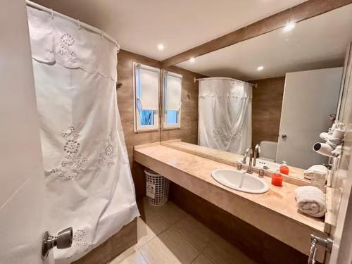 Sea Point By D&G في كاريلو: حمام مع حوض ودش