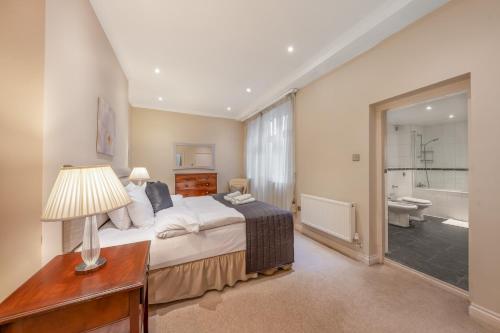 Et badeværelse på The Mayfair Residence