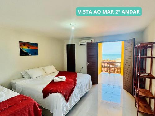 Un dormitorio con una cama y vista al mar. en Pousada Sunrise Beach Cumbuco, en Cumbuco