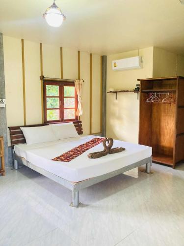 a bedroom with a large bed in a room at Pizza classic resort kohjum in Ban Ko Phrao